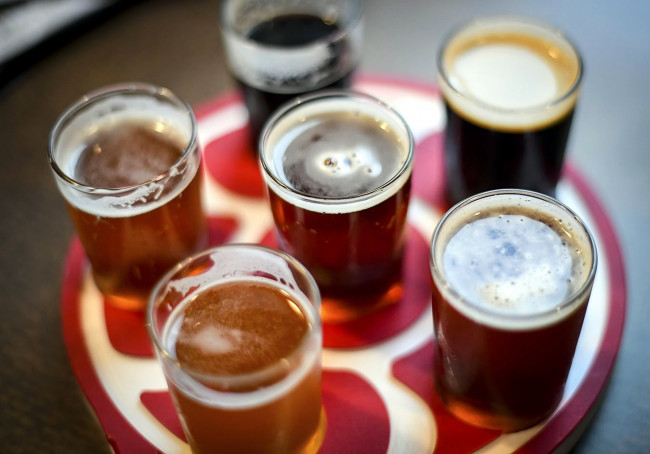Обои картинки фото еда, напитки,  пиво, ассорти, пена, пиво, бокалы