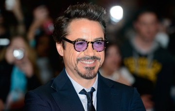 Картинка мужчины robert+downey+jr костюм улыбка лицо актер очки