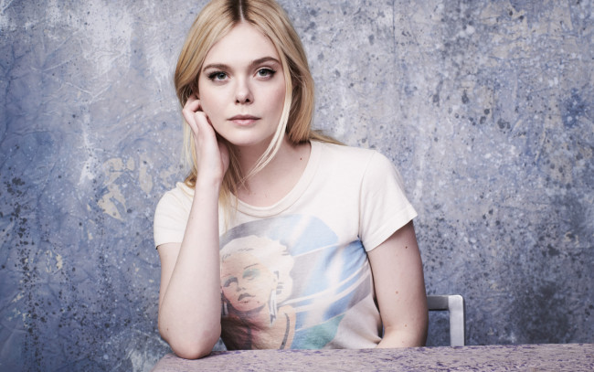 Обои картинки фото девушки, elle fanning, актриса, стол, футболка, блондинка