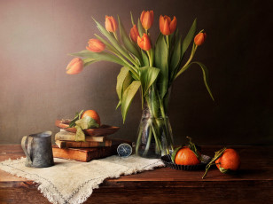 Картинка еда натюрморт тюльпаны мандарины книги компас