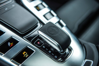 Картинка автомобили интерьеры alpine white mercedes benz amg gt 63s 4-door coupe тюнинг салон рычаг