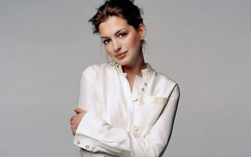 Картинка девушки anne+hathaway актриса шатенка блузка