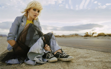 Картинка девушки elisha+cuthbert блондинка жакет юбка кеды дорога обочина