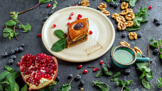 Обои картинки фото еда, пирожные,  кексы,  печенье, мята, пирожное, гранат, орехи