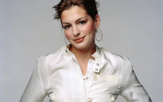 Обои картинки фото девушки, anne hathaway, актриса, шатенка, блузка
