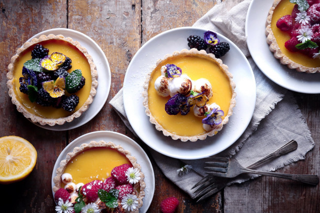Обои картинки фото еда, пироги, тарты, ягоды, анютины, глазки, десерт