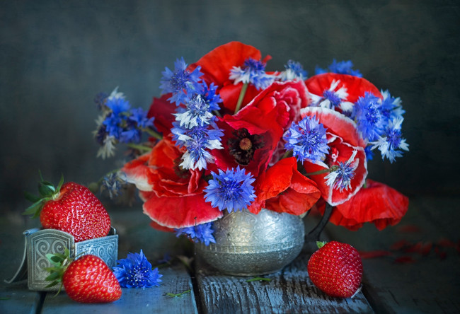 Обои картинки фото еда, клубника,  земляника, васильки, ягоды, маки