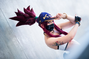 Картинка девушки -+креатив +косплей костюм кепка тату перчатка