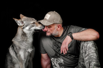 Картинка мужчины -unsort мужчина собака бейсболка наручные часы седина