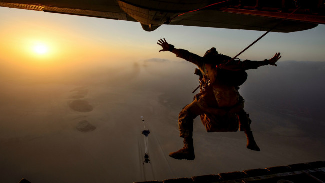 Обои картинки фото оружие, армия, спецназ, самолет, десант