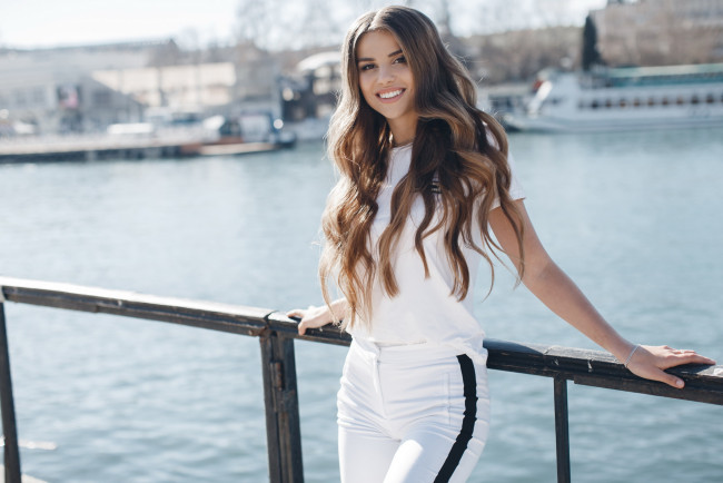 Обои картинки фото девушки, - брюнетки,  шатенки, река, шатенка, улыбка