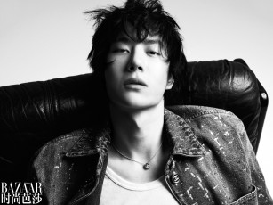 Картинка мужчины wang+yi+bo актер лицо кулон куртка кресло