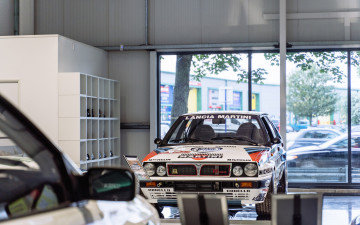 Картинка автомобили выставки+и+уличные+фото lancia