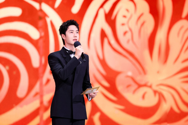 Обои картинки фото мужчины, wang yi bo, актер, костюм, микрофон, карточка, сцена