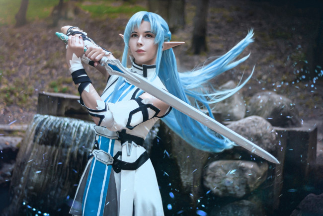 Обои картинки фото анастасия филимонова, девушки, - креатив,  косплей, костюм, образ, меч, камни, водопад