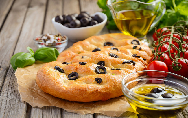 Обои картинки фото еда, пироги, базилик, масло, пирог, помидоры, маслины