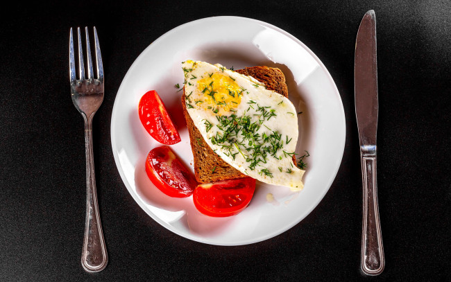 Обои картинки фото еда, яичные блюда, тост, глазунья, помидоры