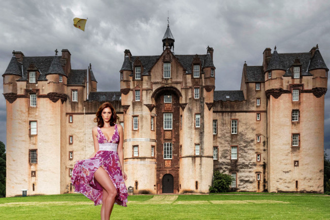 Обои картинки фото девушки, carlotta champagne, замок, брюнетка, платье