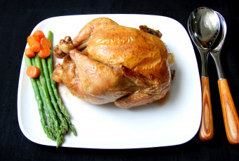 Картинка еда мясные блюда ложки морковь спаржа курица