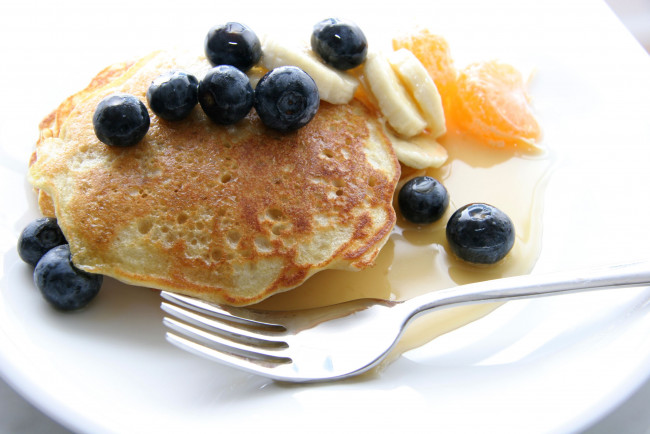 Обои картинки фото еда, блины, оладьи, голубика, мандарин, вилка, мед, блинчики, банан