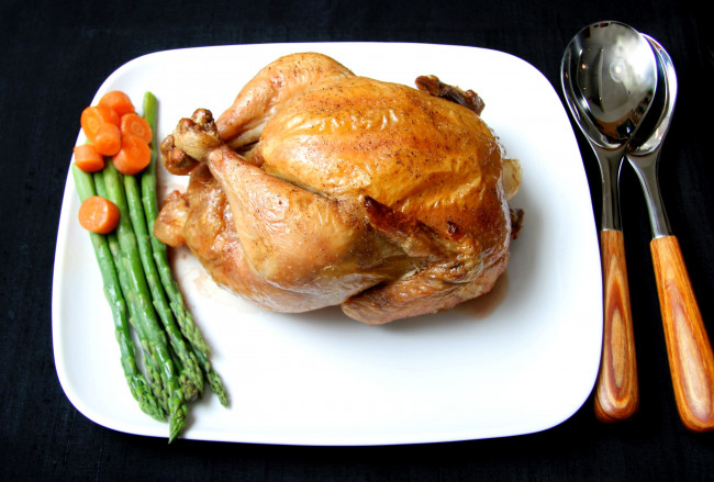 Обои картинки фото еда, мясные, блюда, ложки, морковь, спаржа, курица