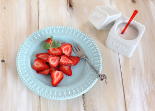 Картинка еда клубника +земляника сахар ложка тарелка