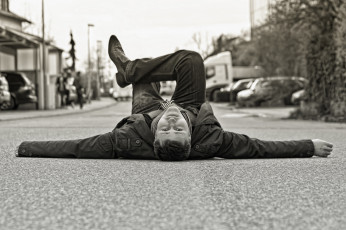 Картинка мужчины -+unsort дорога парень лежит чёрно-белая улица
