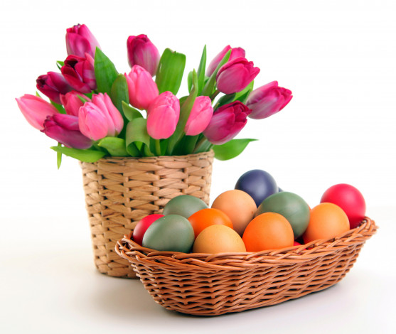 Обои картинки фото праздничные, пасха, крашенки, тюльпаны, корзинки