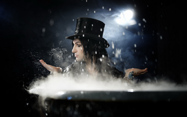 Обои картинки фото мужчины, - unsort, капли, пар, шляпа, ванна, руки, свет, парень