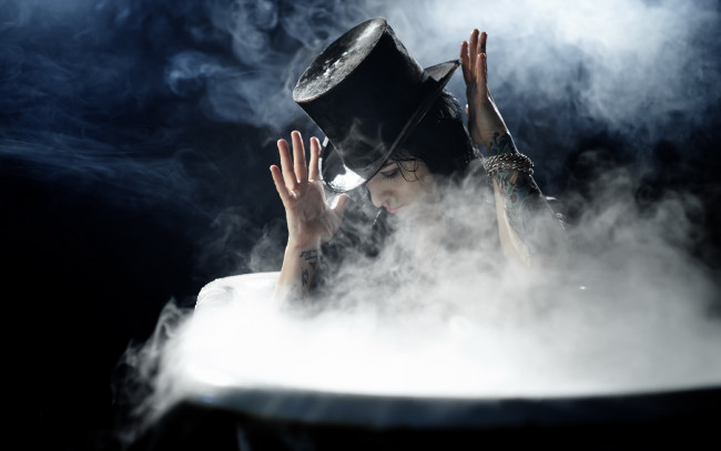 Обои картинки фото мужчины, - unsort, руки, пар, шляпа, ванна, парень