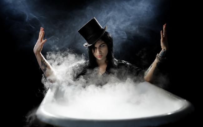 Обои картинки фото мужчины, - unsort, шляпа, тату, руки, ванна, пар, взгляд, парень