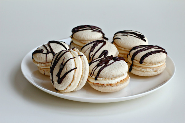Обои картинки фото еда, - макаруны, макаруны, тарелка, шоколад