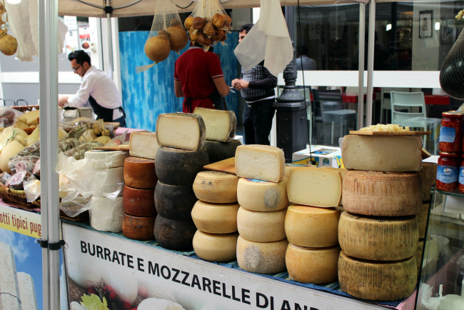 Обои картинки фото еда, сырные изделия, сыры, прилавок