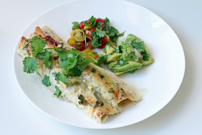 Обои картинки фото еда, вторые блюда, закуска, салат, рулеты, помидоры, томаты