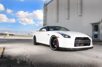 Картинка nissan+gtr+r35 автомобили nissan datsun белый ниссан здание r35 gtr