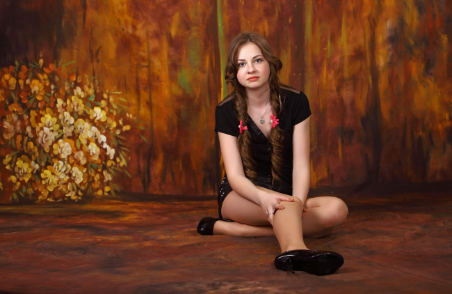 Обои картинки фото девушки, -unsort , брюнетки,  шатенки, брюнетка, очаровательная, девушка, секси, милая, фон, взгляд, поза, ножки, няшка