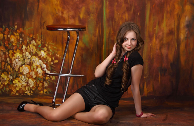 Обои картинки фото девушки, -unsort , брюнетки,  шатенки, фон, взгляд, поза, ножки, няшка, девушка, секси, милая, брюнетка, очаровательная