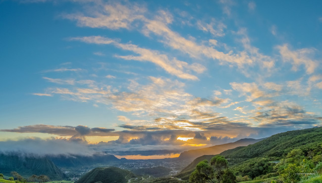 Обои картинки фото природа, пейзажи, горы, зарево, небо, долина, облака, закат