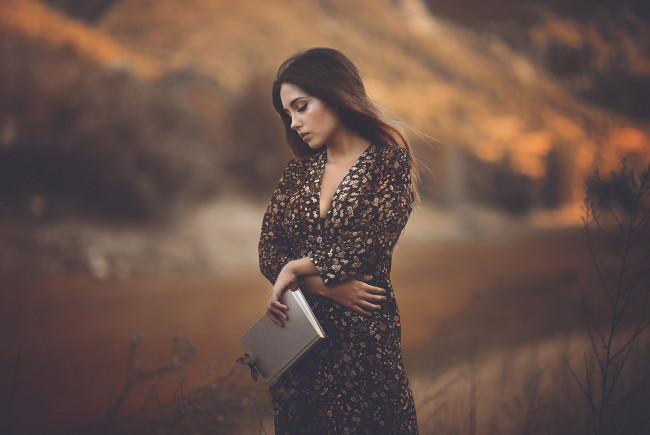 Обои картинки фото девушки, -unsort , брюнетки, темноволосые, книга, девушка