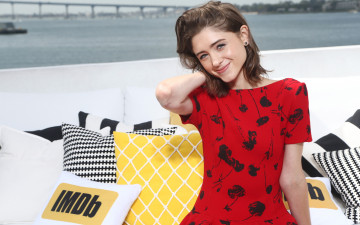 Картинка девушки natalia+dyer natalia dyer шатенка платье подушки