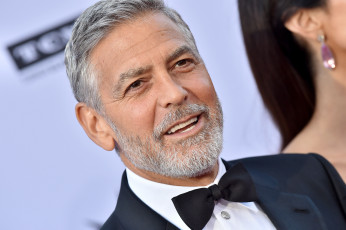 обоя мужчины, george clooney, актер, борода, костюм, бабочка, лицо