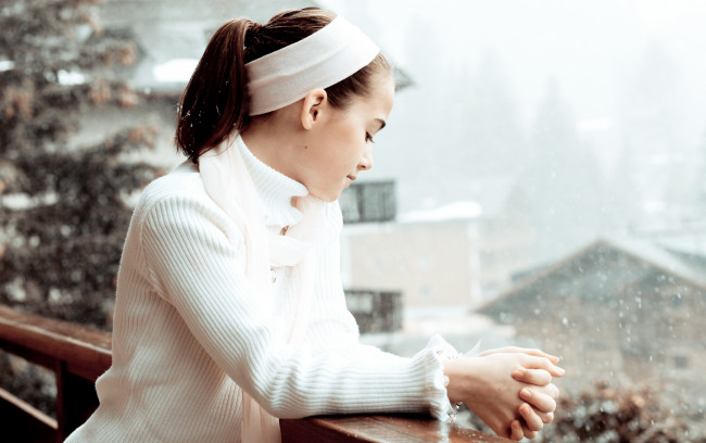 Обои картинки фото девушки, - брюнетки,  шатенки, шатенка, кофта, перила, снег