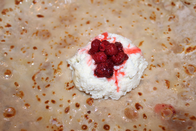 Обои картинки фото еда, блины,  оладьи, блин, творог, ягоды, варенье