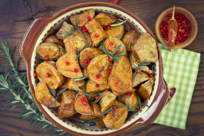 Обои картинки фото еда, картофель, розмарин, запеченный, перец