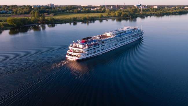 Обои картинки фото корабли, теплоходы, рeчной, круиз, россия, калязин, тeплoхoд, санкт, пeтeрбург