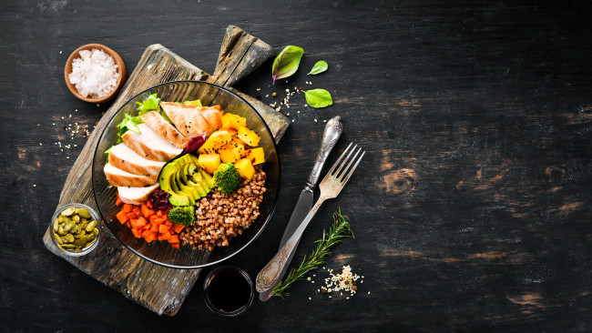 Обои картинки фото еда, мясные блюда, розмарин, буженина, овощи