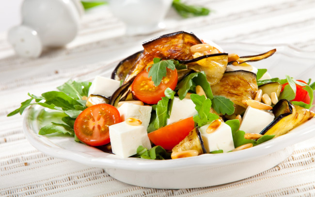 Обои картинки фото еда, салаты,  закуски, овощной, салат, баклажан, сыр, помидор