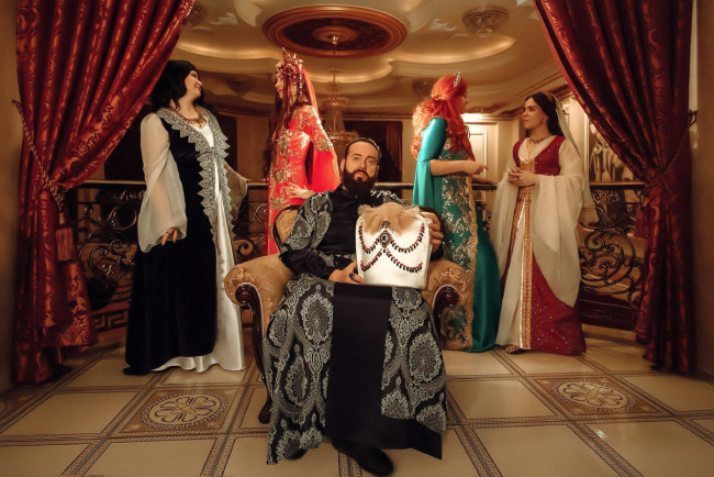 Обои картинки фото разное, люди, образы, косплей, наряды, костюмы, султан, девушки, шторы, кресло