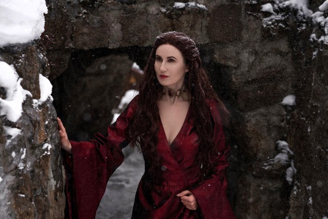 Обои картинки фото saint hysteria, девушки, - креатив,  косплей, образ, косплей, шатенка, платье, снег, развалины