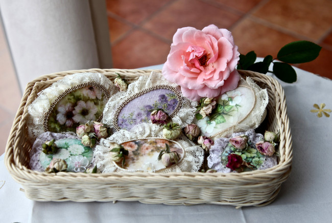 Обои картинки фото разное, сувениры, корзинка, роза, фарфор, роспись, кружева
